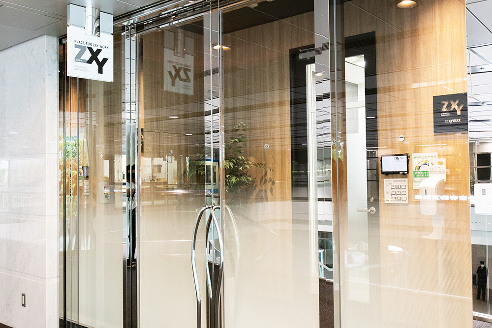 ＺＸＹ［ジザイ］新宿西口